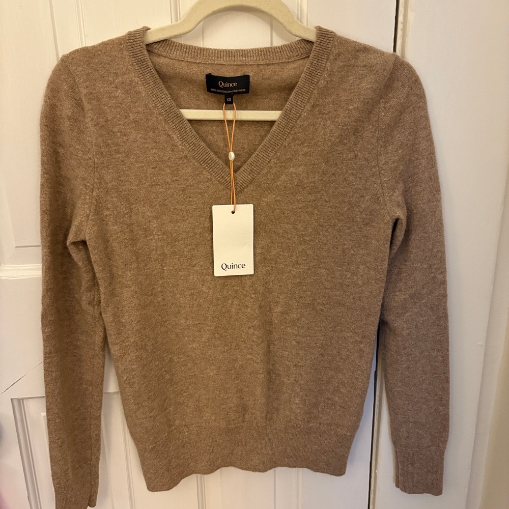 Quince Oatmeal Beige 100% Mongolian Cashmere V-Neck Sweater NWT - Picture 3 of 4